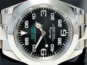 Seiko Mod Air King 2016 mit schwarzem Zifferblatt, ein Symbol für Abenteuer und zeitlose Eleganz.