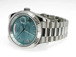 Seiko Mod Day-Date Ice‑Blue – rechte Gehäuseseite und Krone
