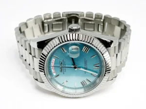 Seiko Mod Day-Date Ice‑Blue – Draufsicht mit Gehäuse und Band