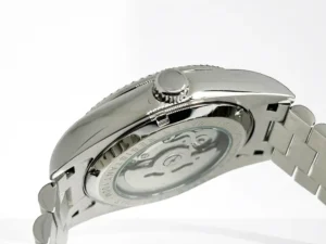 Seiko Mod Day-Date Ice‑Blue – Detailaufnahme Krone