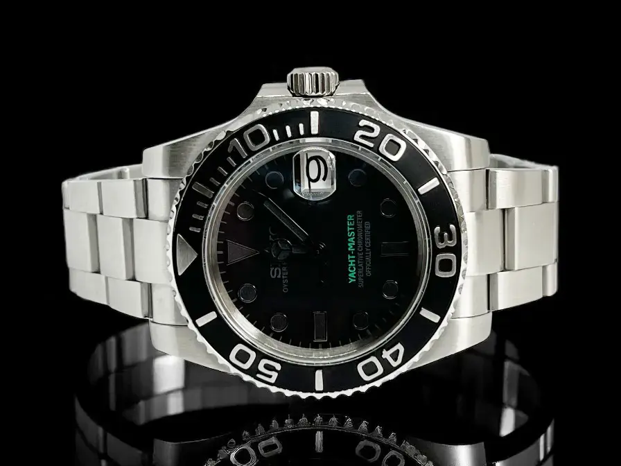 Seiko Mod Yacht-Master Stealth – elegant front view with black dial Seiko Mod Yacht-Master Stealth – front view with black dial and bezel