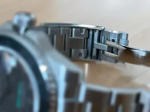 High-quality bracelet and case of the Seiko Mod Yacht-Master Stealth in close-up